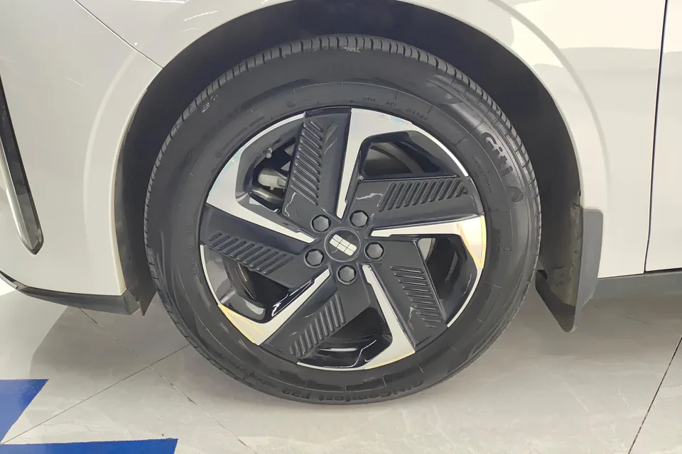 Geely Galaxy L6 1.5T DHT 125km PLUS 2023 — миниатюра 3