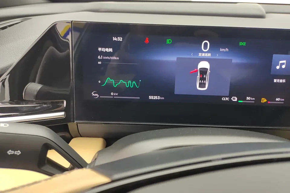 Geely Galaxy L6 1.5T DHT 125km PLUS 2023 — миниатюра 4