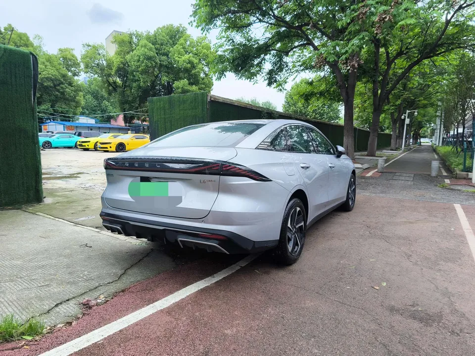 Geely Galaxy L6 1.5 EM-i DHT 140KM Starship Edition 2025 — миниатюра 2