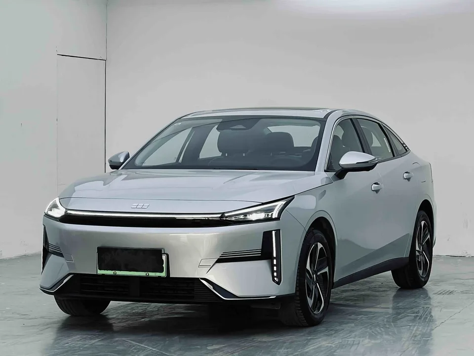 Geely Galaxy L6 Galaxy L6 2025 1.5 EM-i DHT 140KM Starship Edition 2025 — photo 1, buy with delivery to Moscow