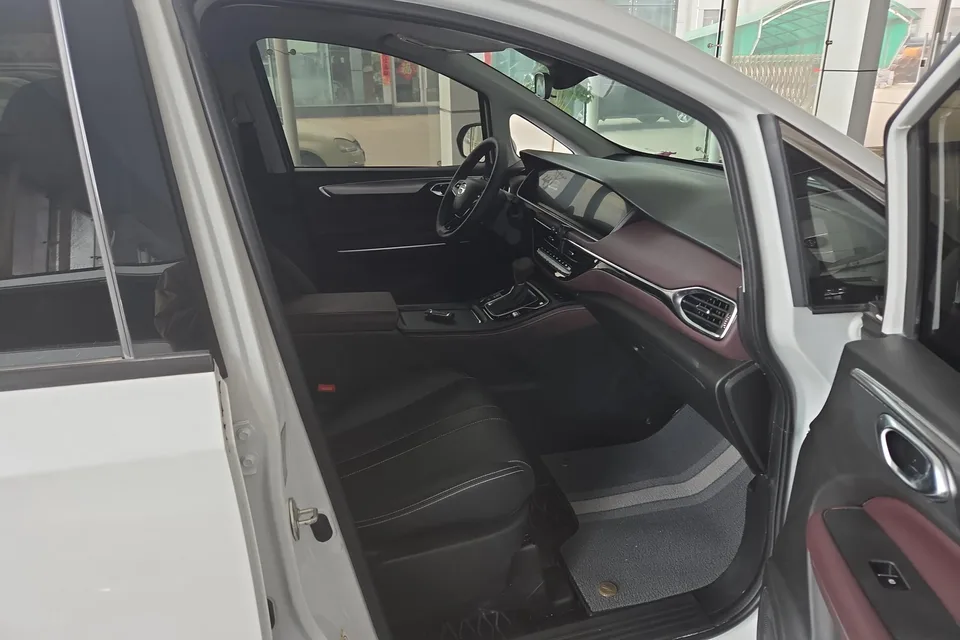 GAC Trumpchi M6 Pro 270T Automatic Deluxe Edition 2022 — миниатюра 2