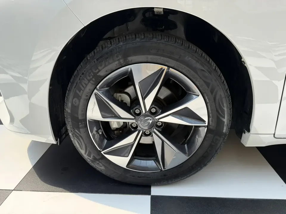 GAC Trumpchi M6 Pro 270T Automatic Deluxe Edition 2022 — миниатюра 3