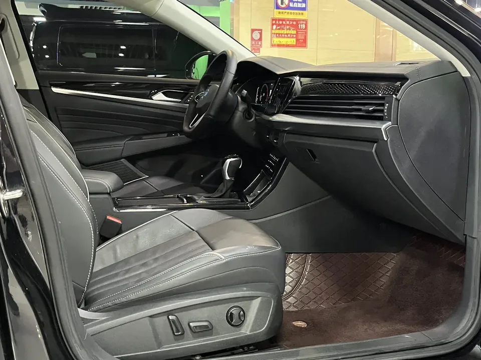 Volkswagen Passat facelift 330TSI Elite Edition 2023 — миниатюра 3