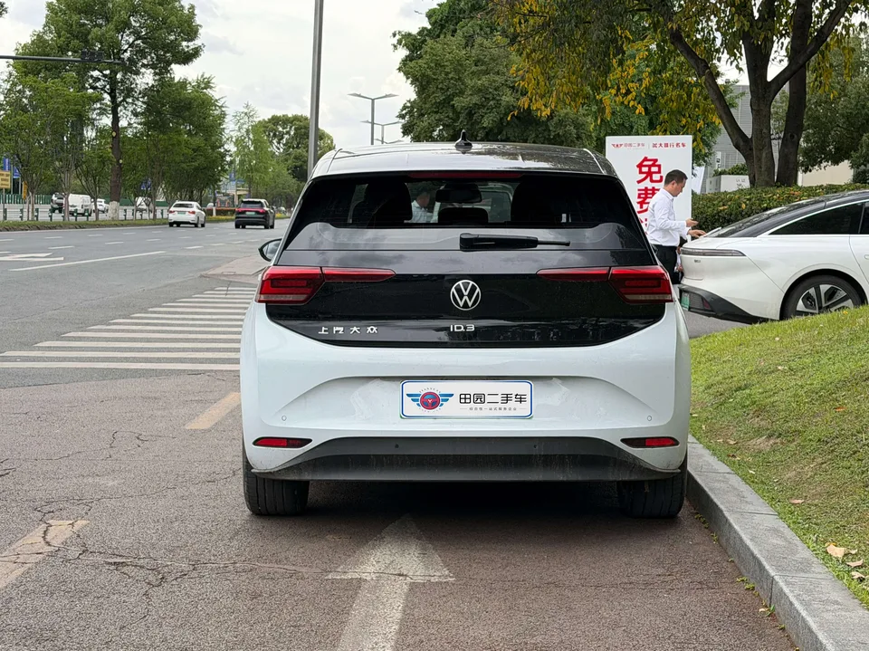 Volkswagen ID.3 Outstanding Edition 2024 — миниатюра 2