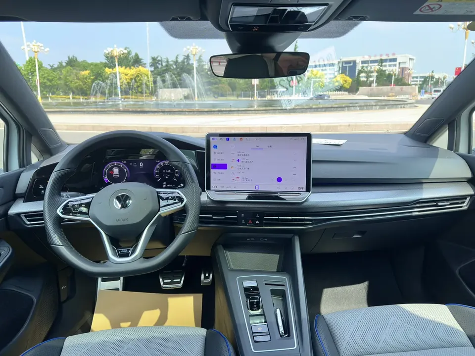 Volkswagen Golf Golf 2025 300TSI R-Line 2025 — миниатюра 3