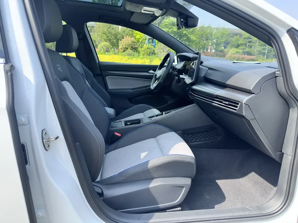 Volkswagen Golf Golf 2025 300TSI R-Line 2025 — миниатюра 4