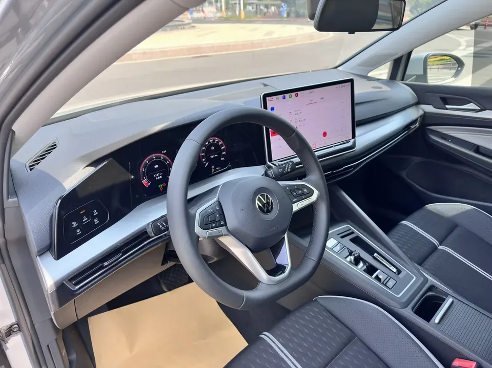 Volkswagen Golf facelift 300TSI Pro 2025 — миниатюра 3