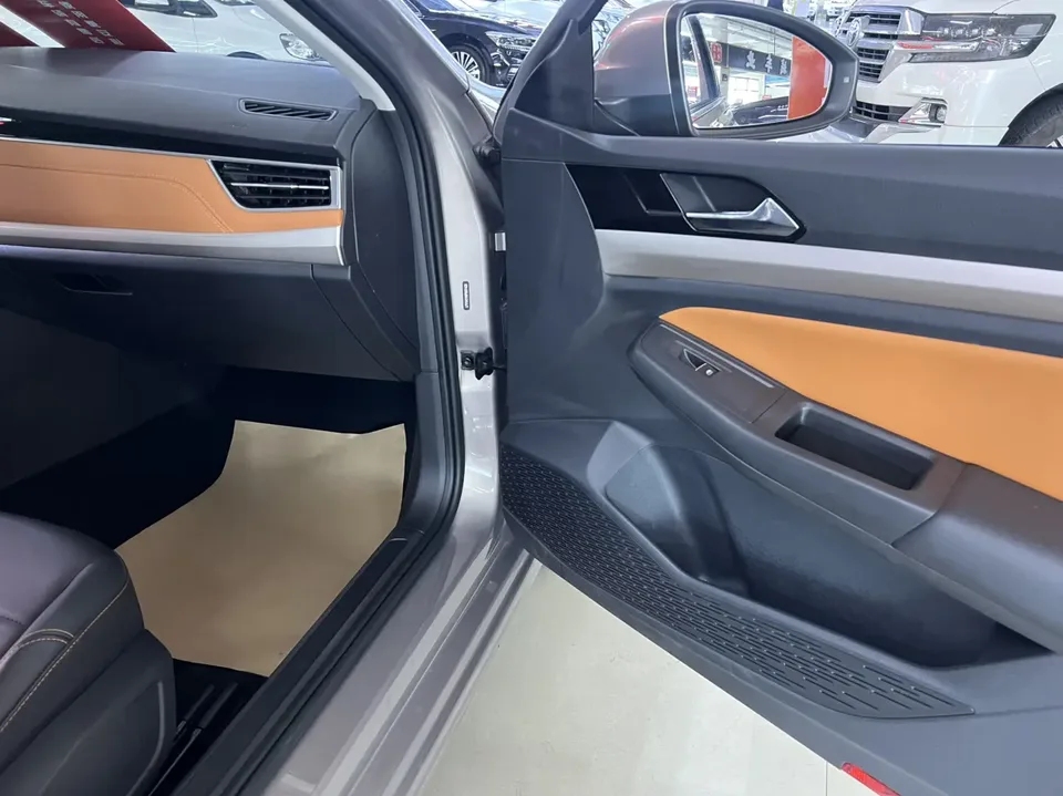 Volkswagen Bora Bora 2023 200TSI DSG Joy Travel PRO Edition 2023 — thumbnail 4
