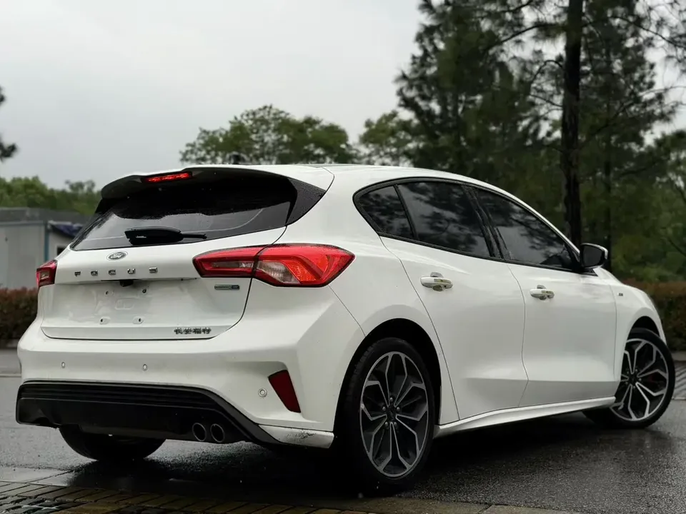 Ford Focus Focus 2021 hatchback EcoBoost 180 automatic ST Line 2022 — миниатюра 2