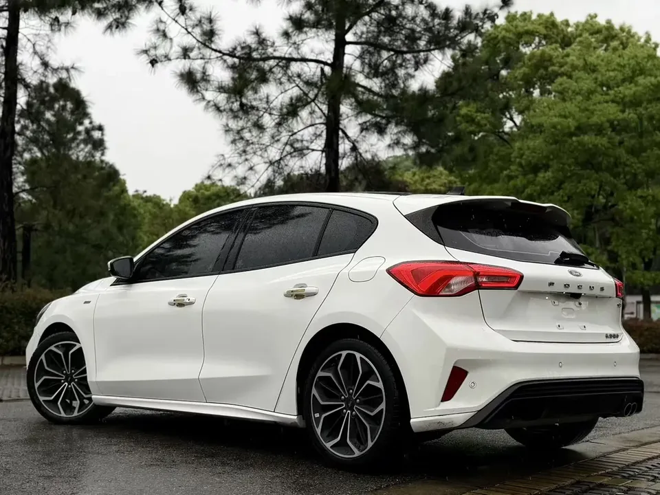 Ford Focus Focus 2021 hatchback EcoBoost 180 automatic ST Line 2022 — миниатюра 4