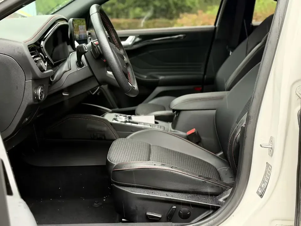 Ford Focus Focus 2021 hatchback EcoBoost 180 automatic ST Line 2022 — миниатюра 5