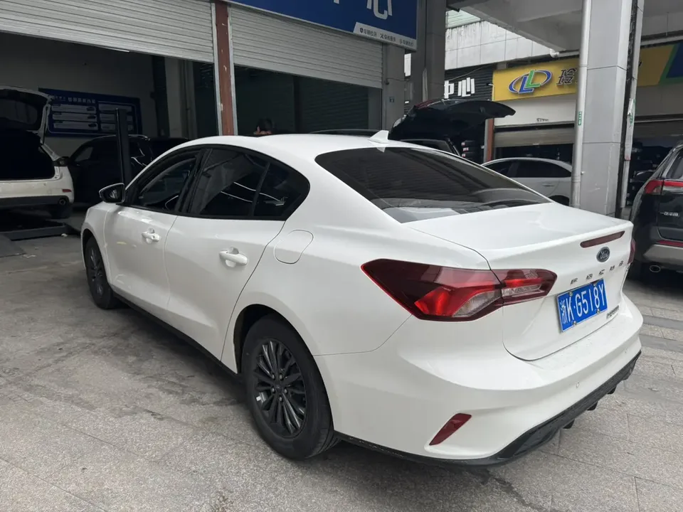 Ford Focus Sedan EcoBoost 180 Automatic Competition Edition 2023 — миниатюра 4