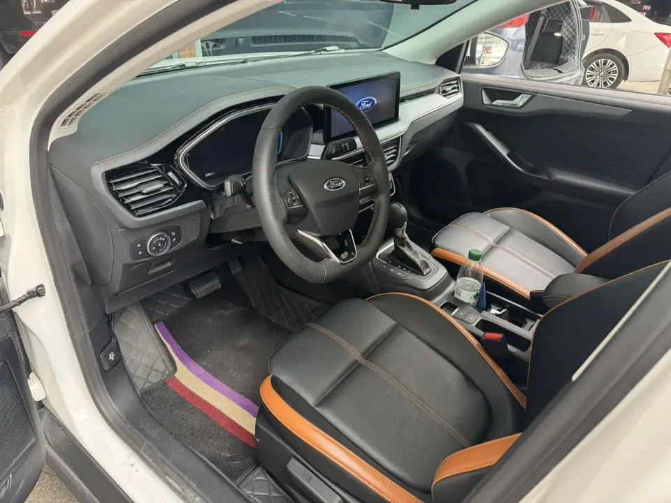 Ford Focus Sedan EcoBoost 180 Automatic Competition Edition 2023 — миниатюра 5
