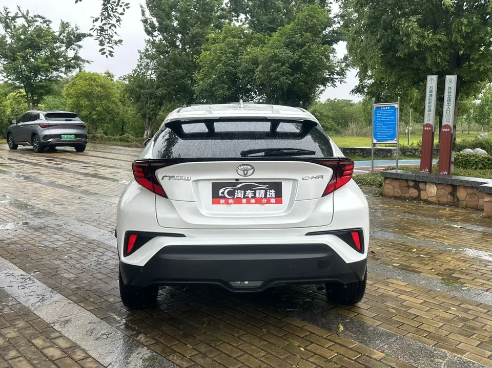 Toyota C-HR 2.0L Luxury Edition 2023 — миниатюра 2