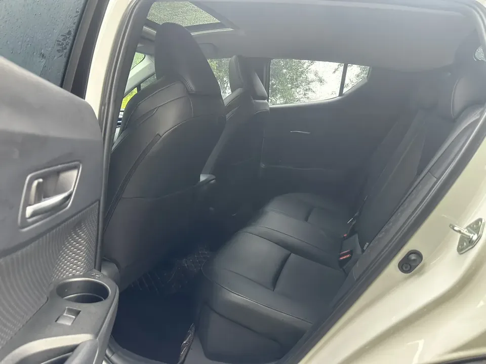 Toyota C-HR 2.0L Luxury Edition 2023 — миниатюра 3