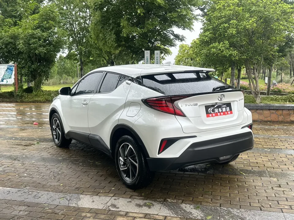 Toyota C-HR 2.0L Luxury Edition 2023 — миниатюра 4