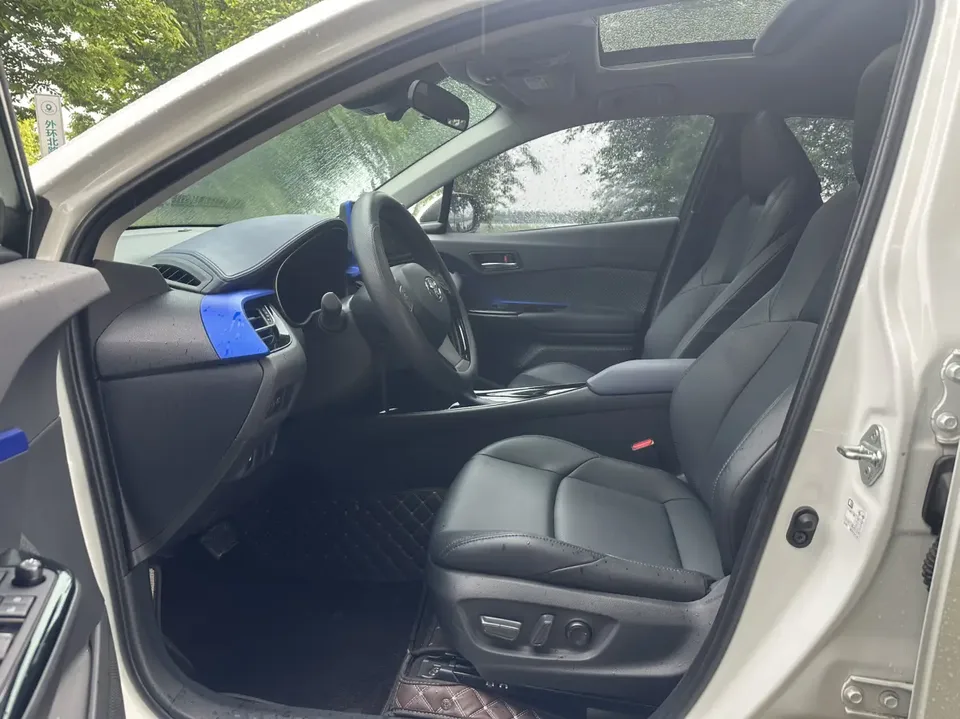 Toyota C-HR 2.0L Luxury Edition 2023 — миниатюра 5