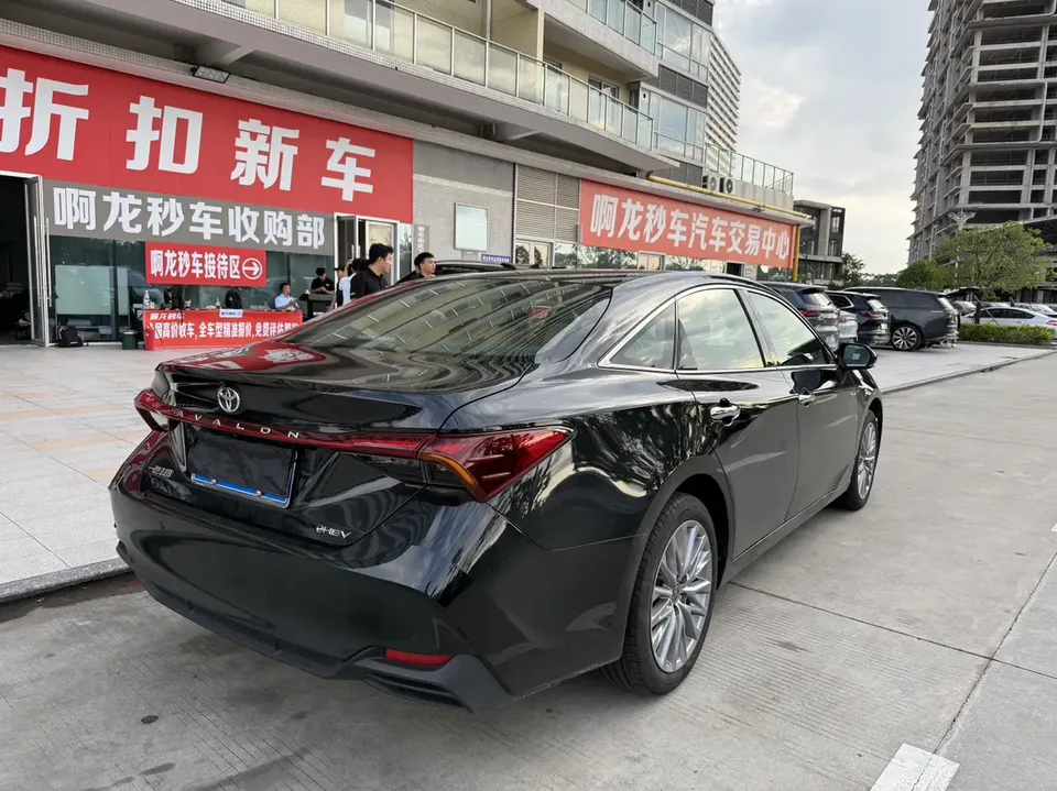 Toyota Avalon Intelligent Electric Hybrid 2.0L E-CVT Luxury Edition 2025 — миниатюра 2