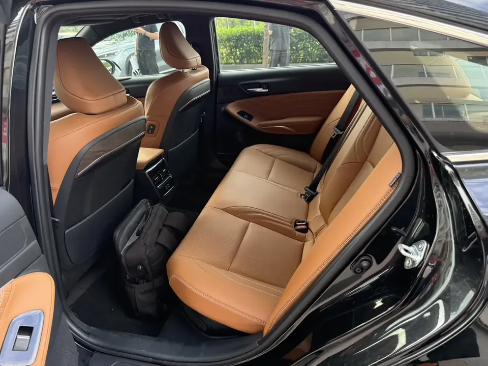 Toyota Avalon Intelligent Electric Hybrid 2.0L E-CVT Luxury Edition 2025 — миниатюра 3