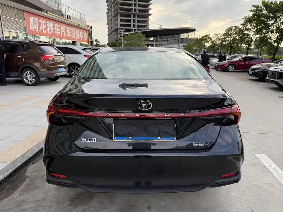 Toyota Avalon Intelligent Electric Hybrid 2.0L E-CVT Luxury Edition 2025 — миниатюра 4