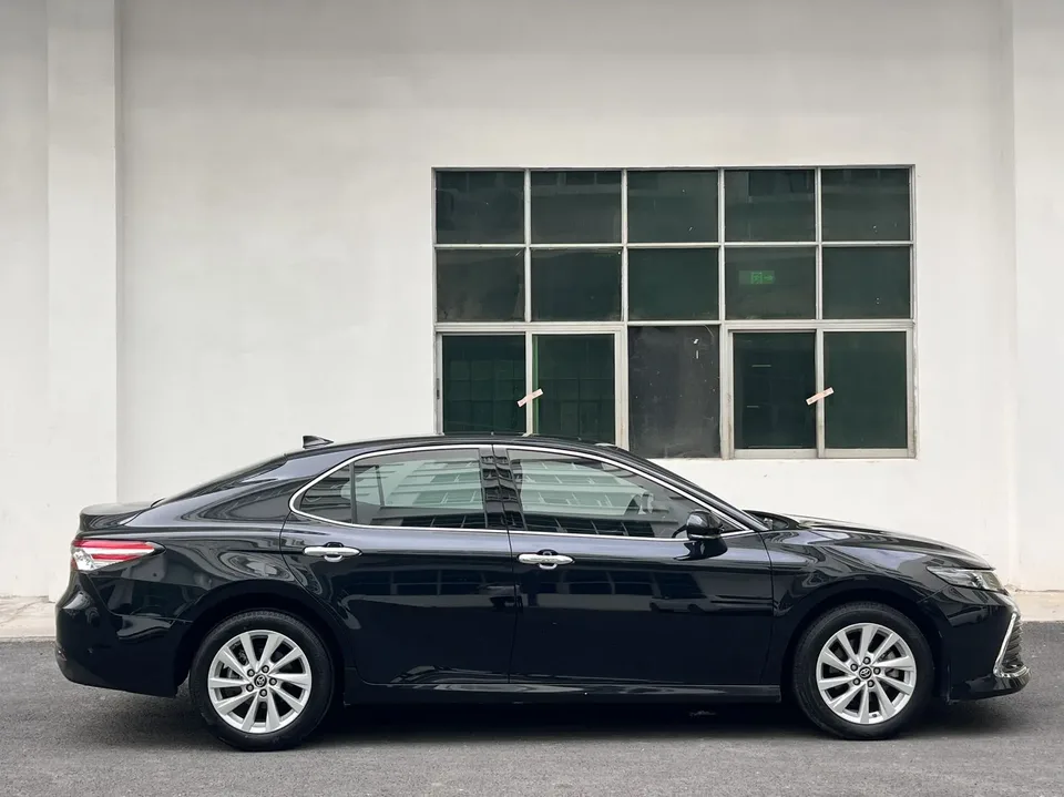 Toyota Camry 2.0G Deluxe Edition 2023 — миниатюра 2