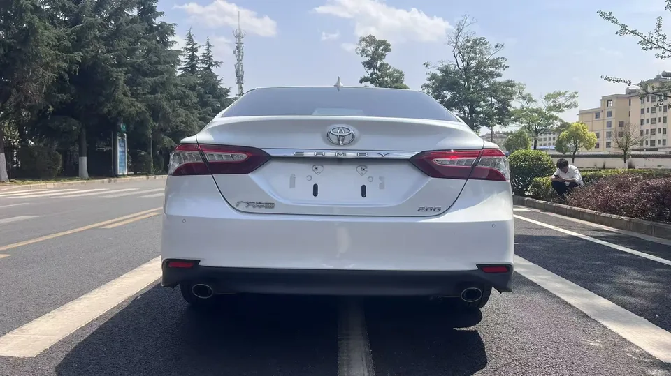 Toyota Camry 2.0G Deluxe Edition 2022 — миниатюра 2