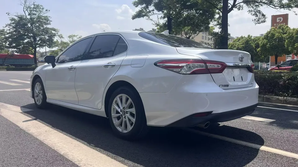 Toyota Camry 2.0G Deluxe Edition 2022 — миниатюра 4