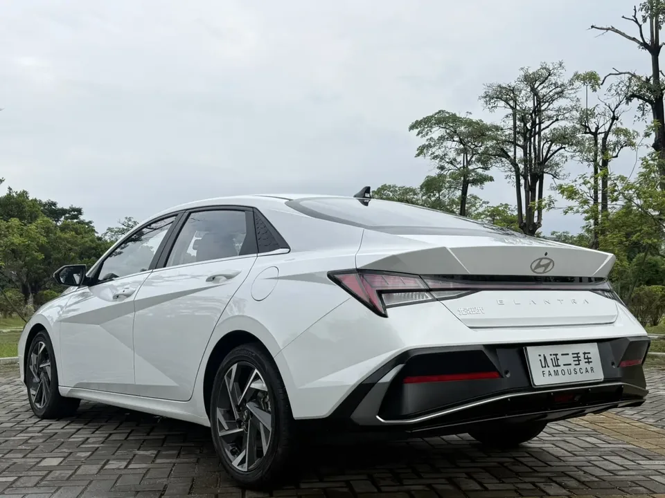 Hyundai Elantra 1.5L CVT LUX Premium Edition 2025 — миниатюра 2