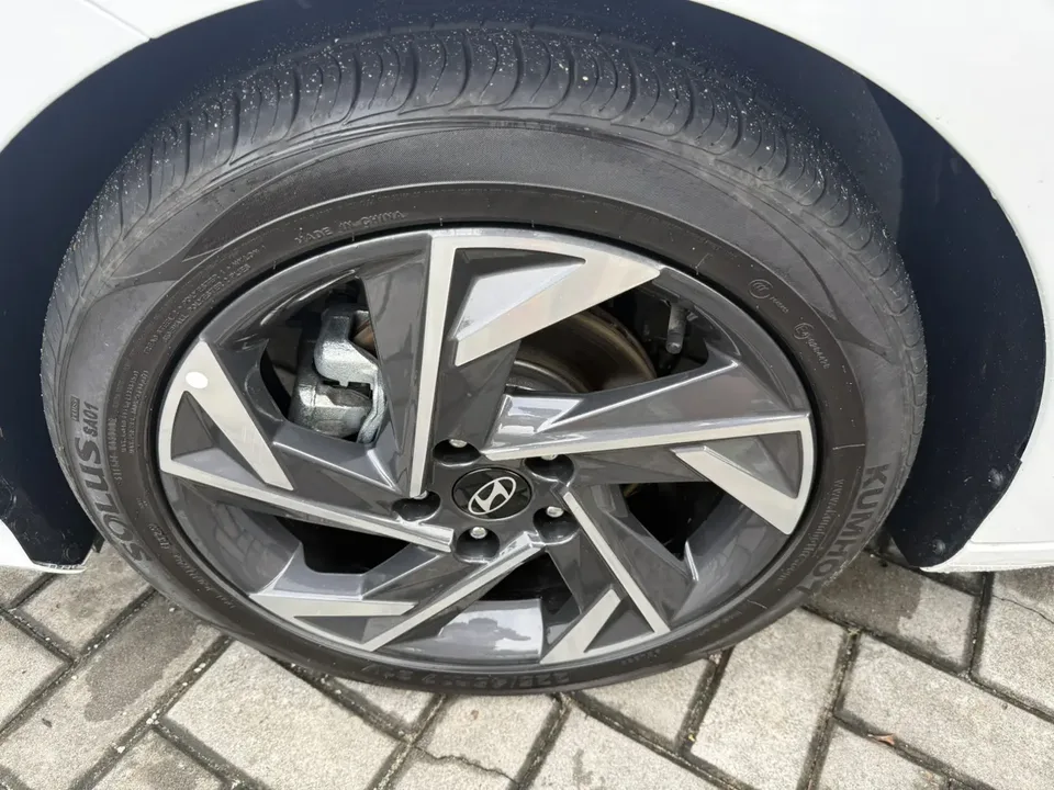 Hyundai Elantra 1.5L CVT LUX Premium Edition 2025 — миниатюра 4