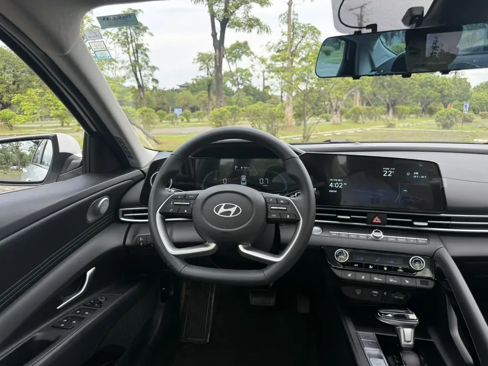 Hyundai Elantra 1.5L CVT LUX Premium Edition 2025 — миниатюра 5
