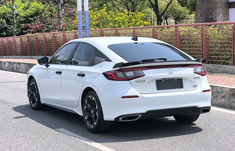Honda CIVIC 2023 Civic HATCHBACK 240TURBO CVT Extreme Edition 2023 — миниатюра 2