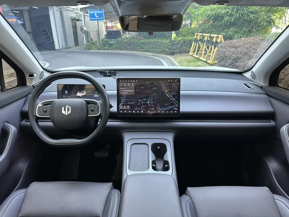 Leapmotor Zero running C10 Pure Electric 530 Smart Edition 2024 — миниатюра 3