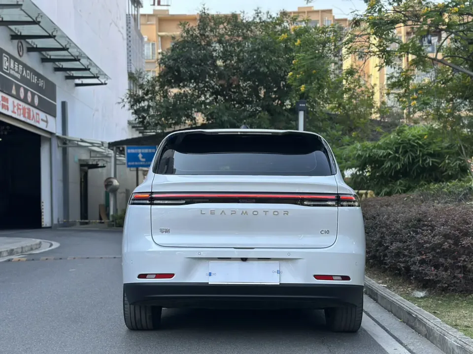 Leapmotor Zero running C10 Pure Electric 530 Smart Edition 2024 — миниатюра 5