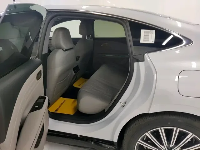 Geely Galaxy Star 8 PHEV 130km EM-i Flagship Edition 2025 — миниатюра 4