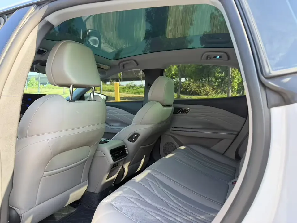 Geely Galaxy Star 8 PHEV 130km EM-i Premium Edition 2025 — миниатюра 3
