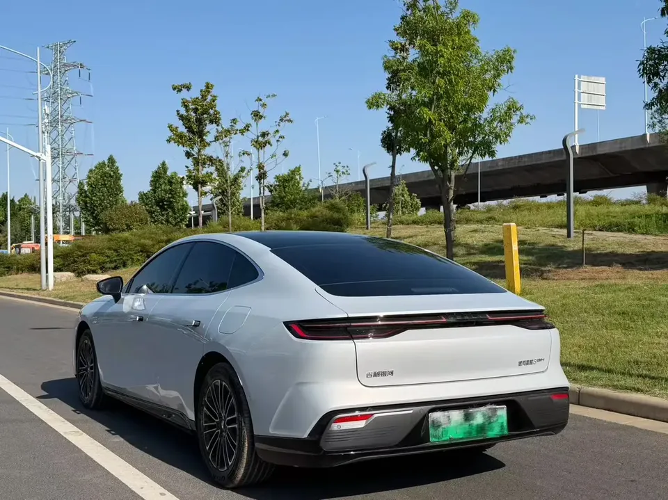 Geely Galaxy Star 8 PHEV 130km EM-i Premium Edition 2025 — миниатюра 4