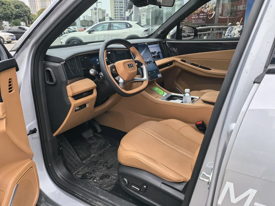 Geely Galaxy L7 1.5L EM-i 115km Exploration+ Edition 2025 — миниатюра 5