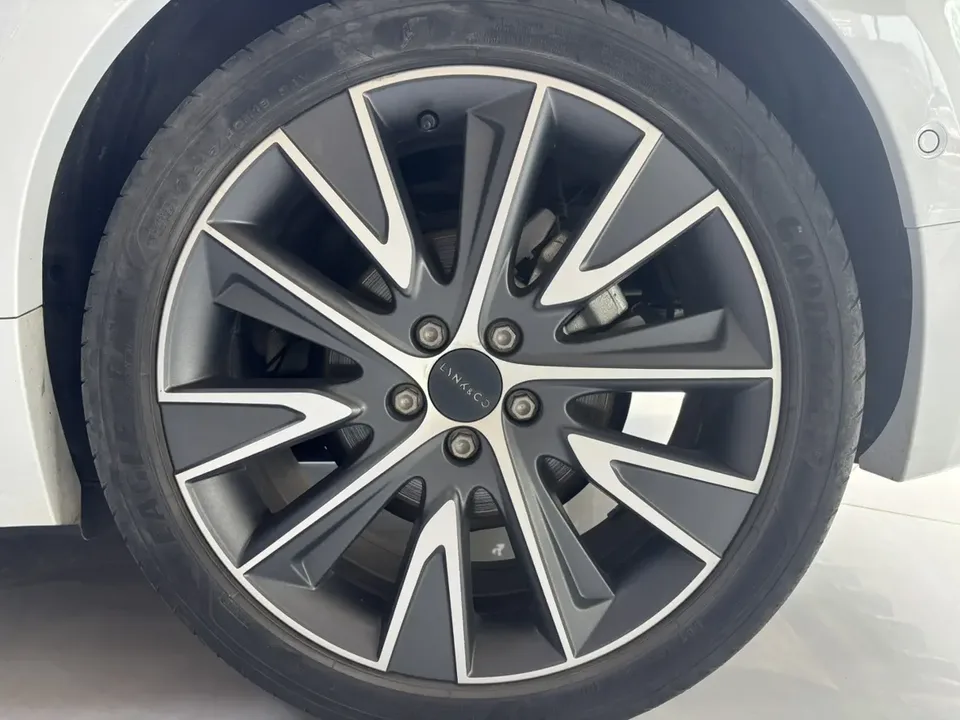 Lynk & Co 02 Hatchback 2.0TD Hatchback Pro 2023 — миниатюра 3