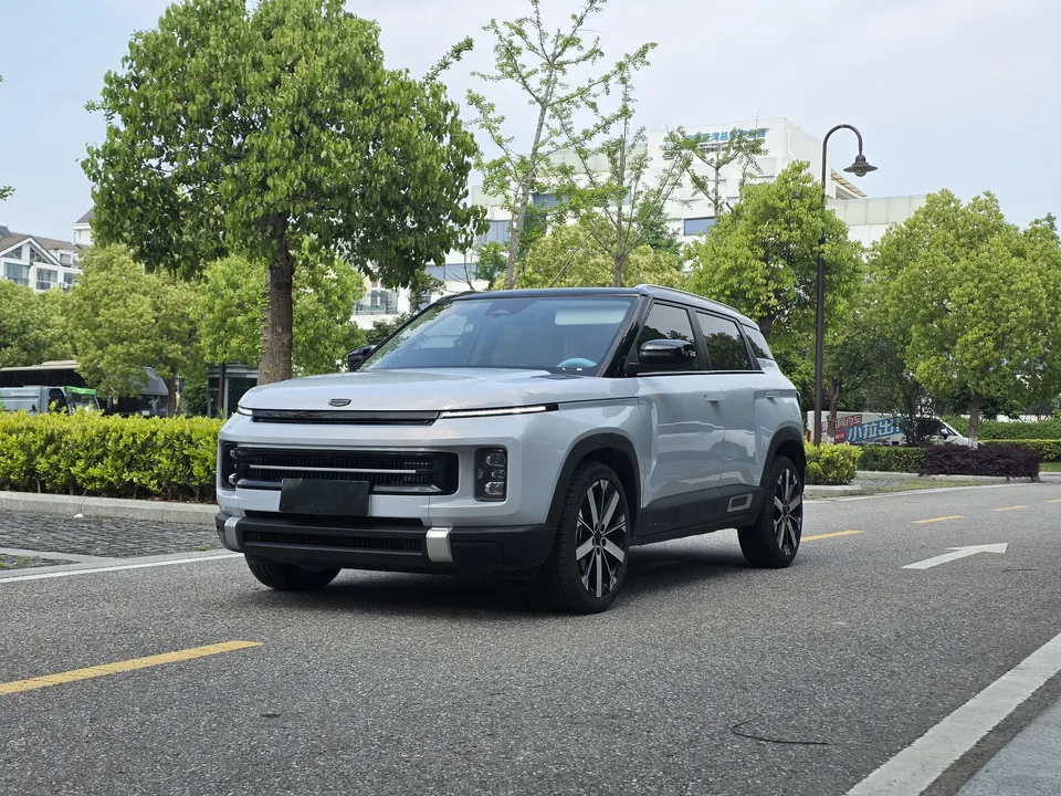 Geely ICON ICON 2023 Geely ICON 2023 1.5TD Chocolate Edition 2024 — photo 1, buy with delivery to Moscow
