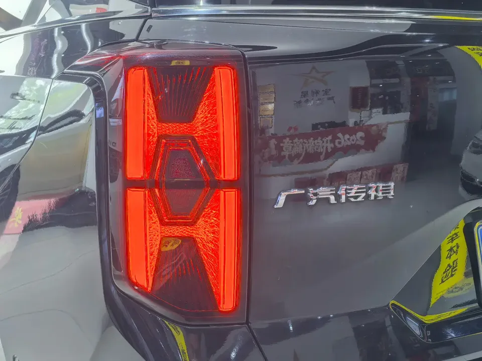GAC Trumpchi GS8 Pilot Series 2.0TGDI 2WD Premium Edition 7 Seaters 2022 — миниатюра 3