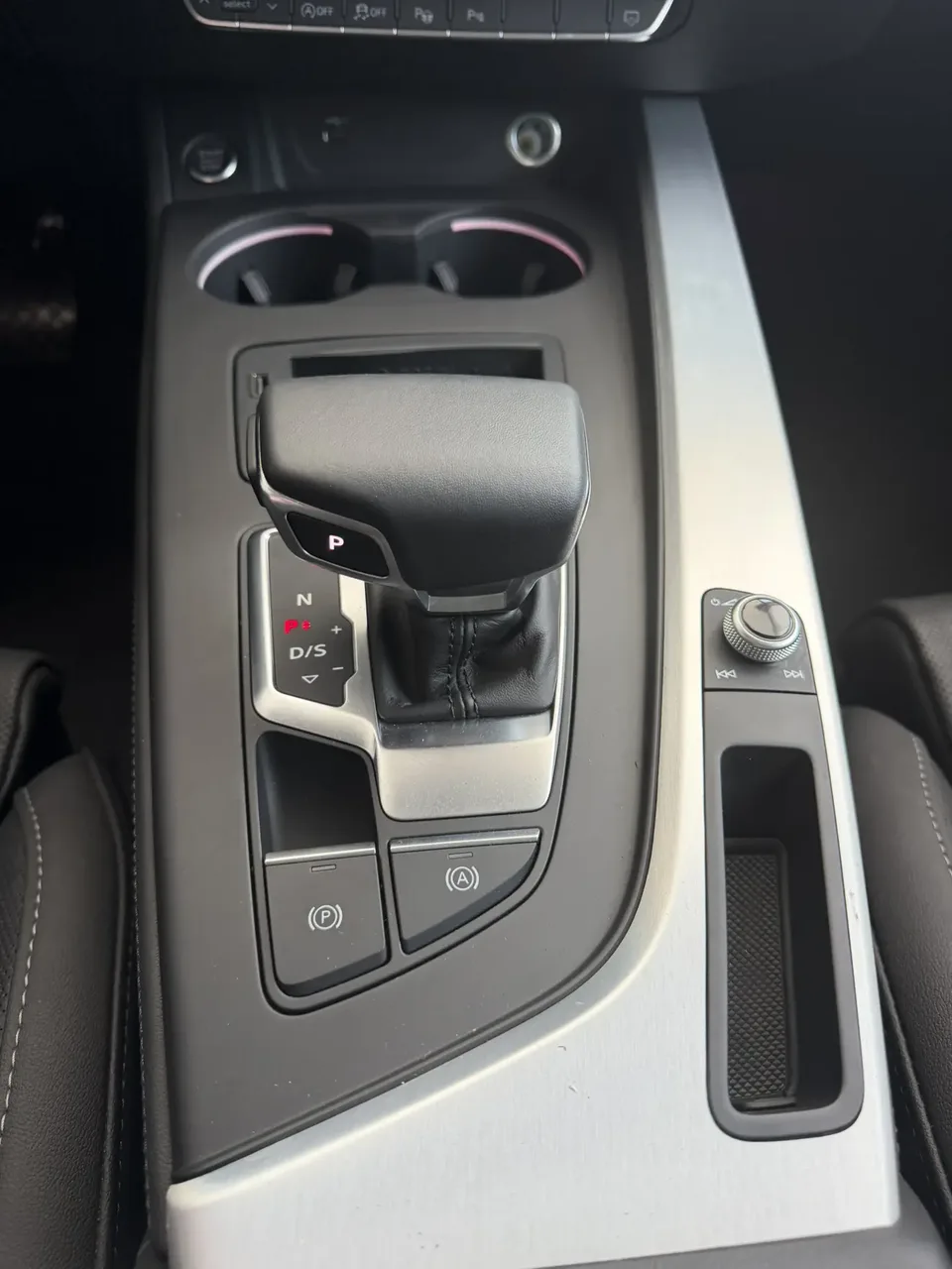 Audi a4 l Audi A4L 2022 40 TFSI luxury and dynamic model 2022 — миниатюра 4