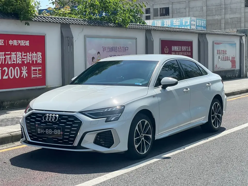Audi A3 A3L Limousine 35 TFSI Fashion Sports 2022 — фото 1, купить с доставкой в Москву