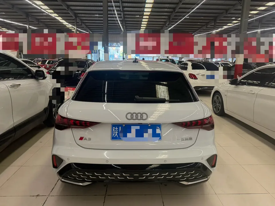 Audi A3 Audi A3 2025 Sportback 35 TFSI Flying Spur Premium Edition + Luxury Package 2025 — миниатюра 2