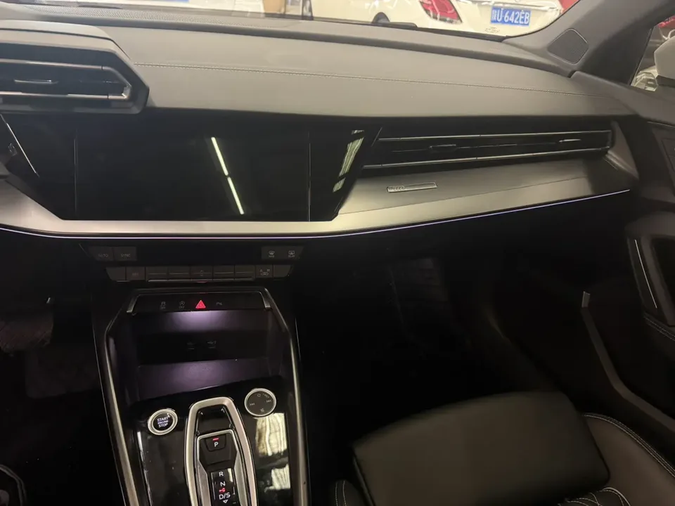 Audi A3 Audi A3 2025 Sportback 35 TFSI Flying Spur Premium Edition + Luxury Package 2025 — миниатюра 3