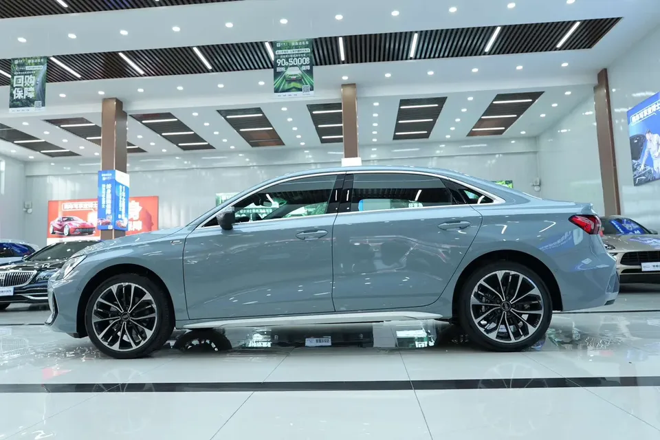 Audi A3 2026 Audi A3 A3L Limousine 35 TFSI Flying Spur Luxury Edition + Luxury Package 2026 — миниатюра 2