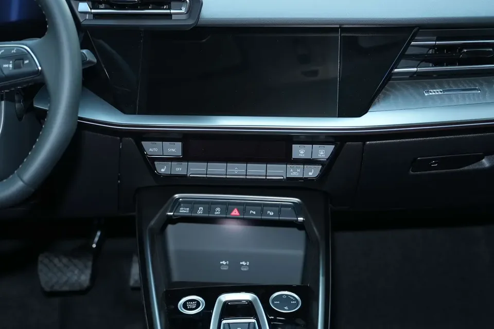 Audi A3 2026 Audi A3 A3L Limousine 35 TFSI Flying Spur Luxury Edition + Luxury Package 2026 — миниатюра 3