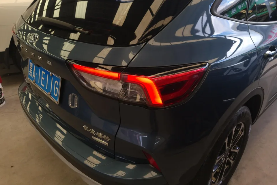 Ford Escape EcoBoost 245 2WD Leisure Edition 2022 — миниатюра 2