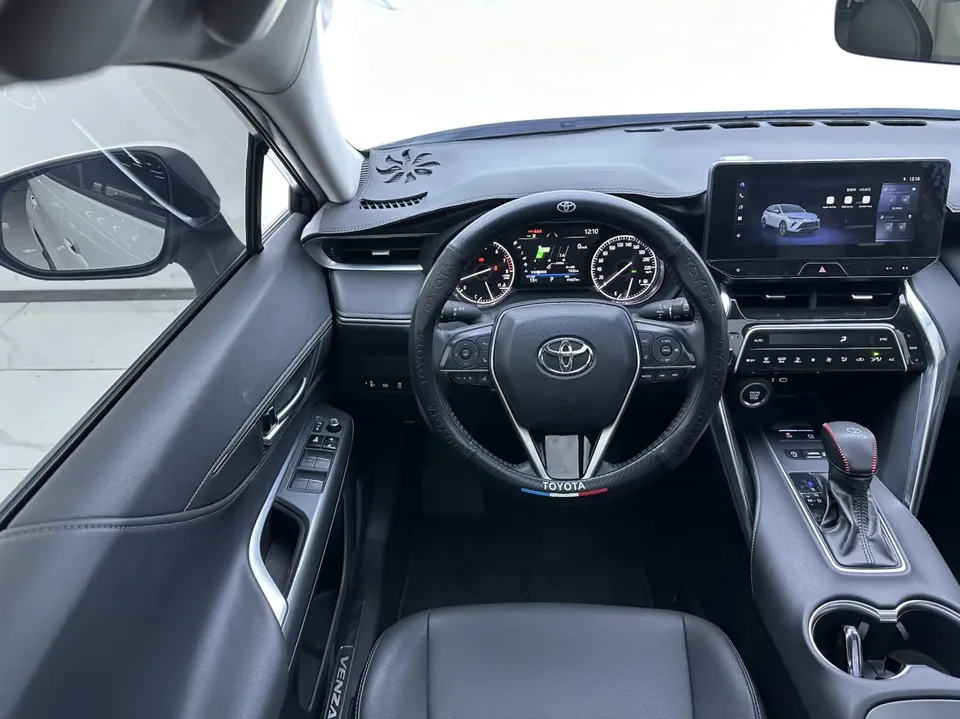 Toyota Venza 2.0L CVT two-wheel drive luxury version 2024 — миниатюра 3