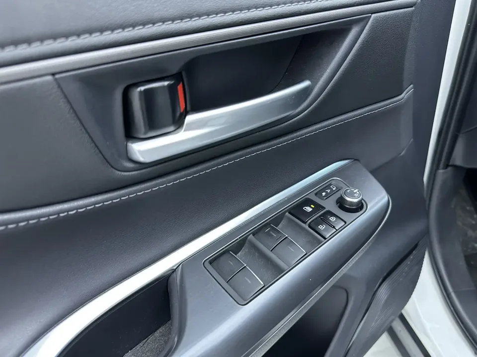Toyota Venza 2.0L CVT two-wheel drive luxury version 2024 — миниатюра 4