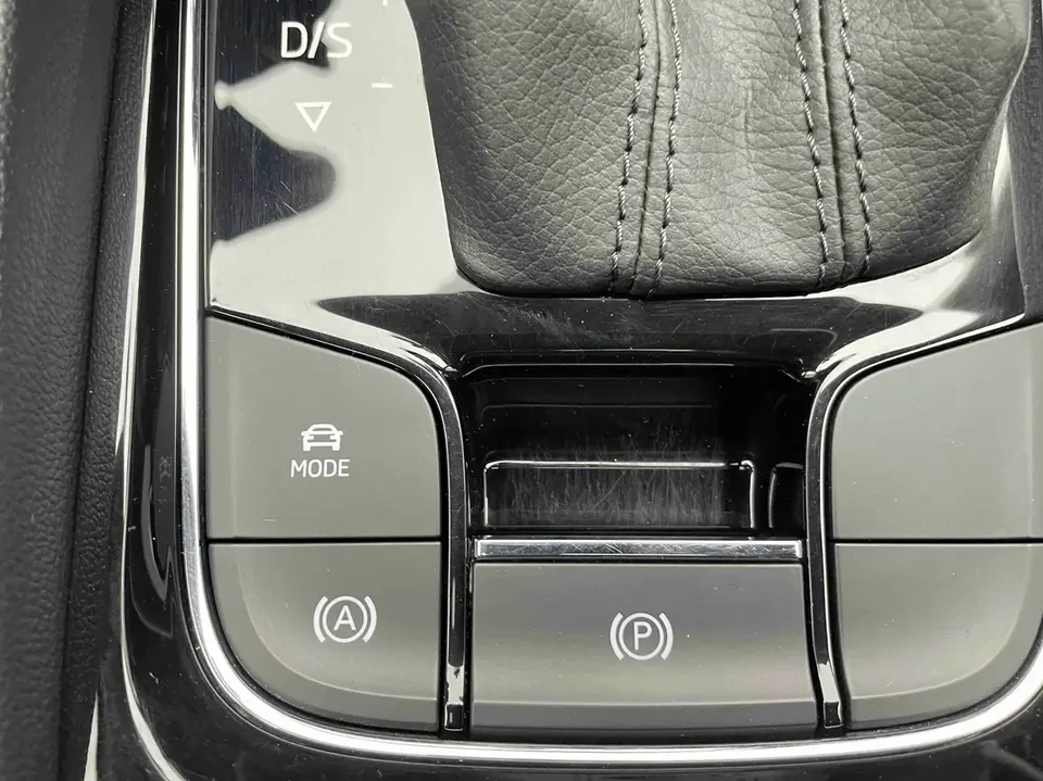 Skoda Karoq TSI280 Luxury Edition 2022 — миниатюра 3